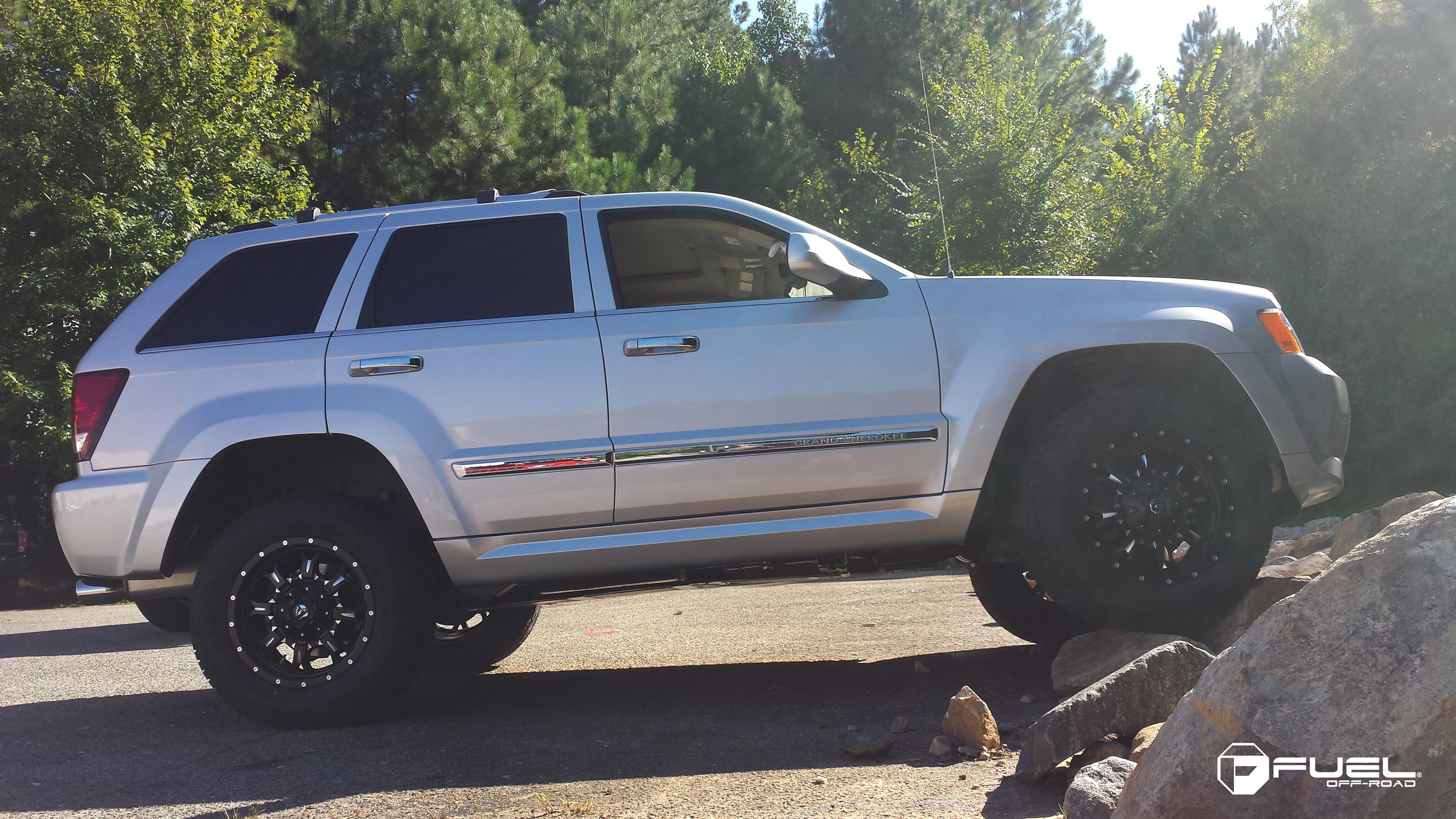 2012 jeep grand cherokee 5.7 hemi gas tank size